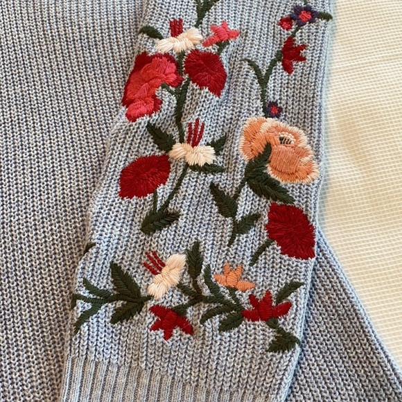 American Eagle Light Blue Woman’s Embroidered Sweater Size XS - Picture 6 of 12